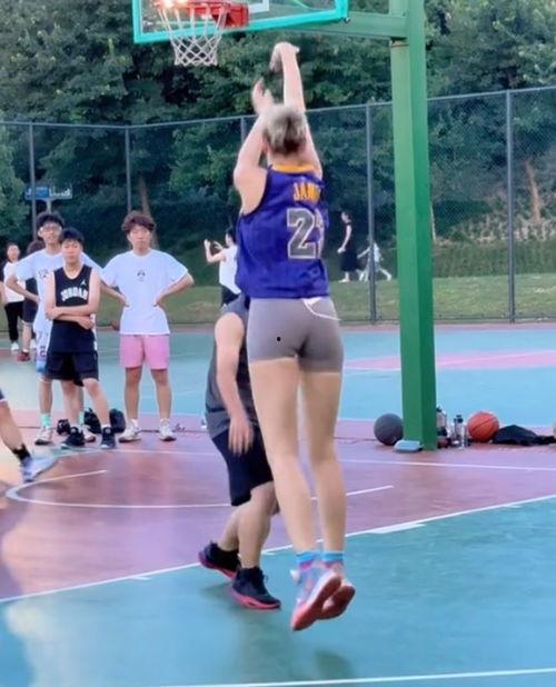 打球女生爆料视频,揭秘球场上的青春风采  第2张